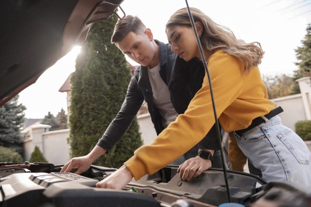 Když člověk pravidelně kontroluje hladinu elektrolytu, udržuje čisté póly a baterii dobíjí, může její životnost velmi pozitivně ovlivnit.