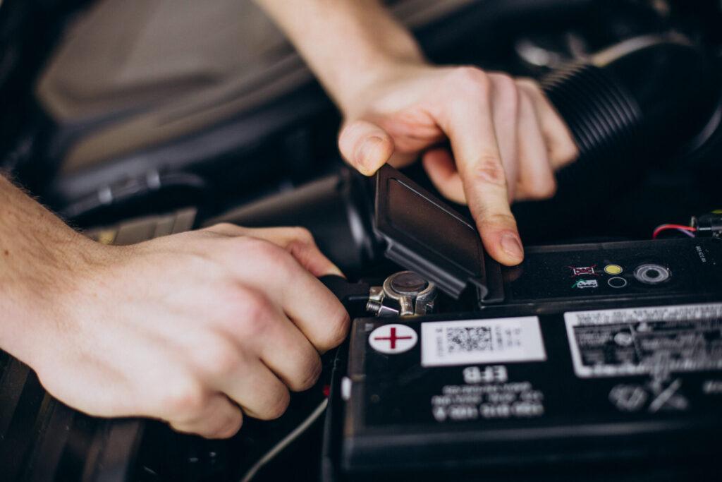 Autobaterie dodává elektrickou energii pro spuštění motoru a napájení elektrických komponentů v motorových vozidlech.