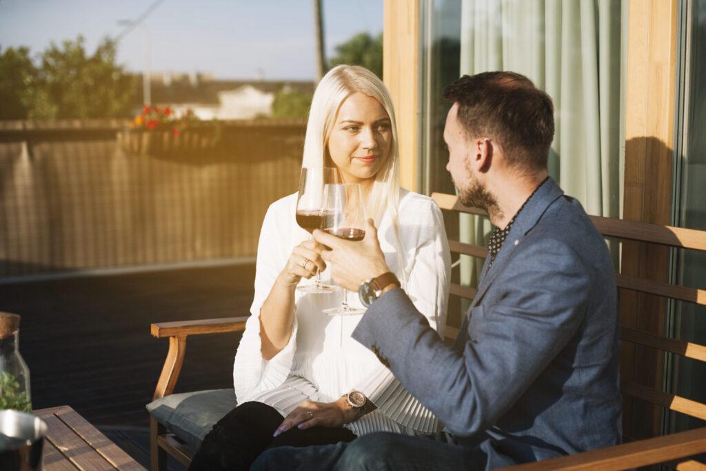Seznamování na Tinderu je rychlé a intuitivní, založené na okamžitém rozhodování a vzájemném zájmu.